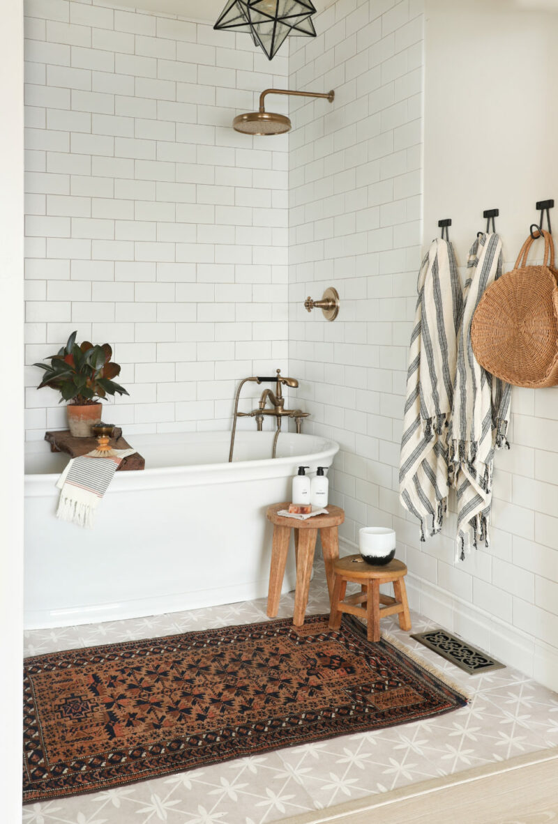 [ Idée déco ] Un tapis persan dans la salle de bain // Design intérieur : Jenni Radosevich