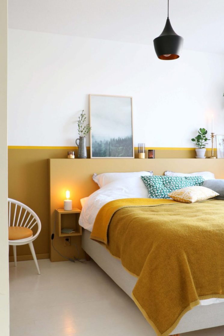 Comment mettre de la couleur dans sa déco ? \\ Une tête de lit jaune moutarde par inspiratie.karwei.nl