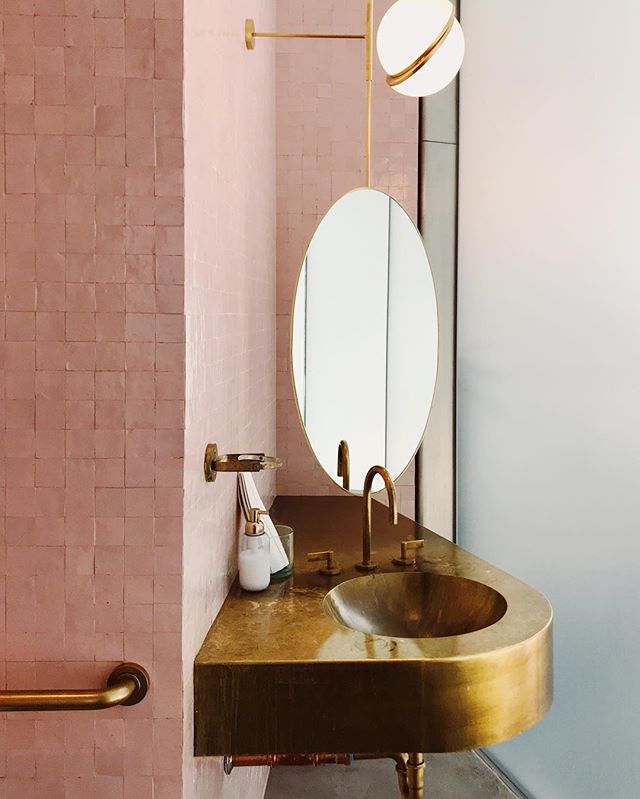 [ Inspiration déco ] Rose toujours, rose bohème en déco || Lavabo au resaurant Willmottsghost via @coco.kelley