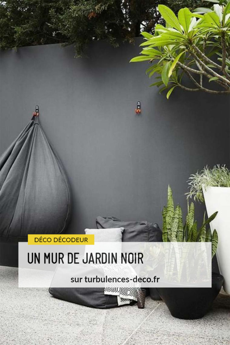 Idées déco : un mur de jardin noir à découvrir sur Turbulences Déco