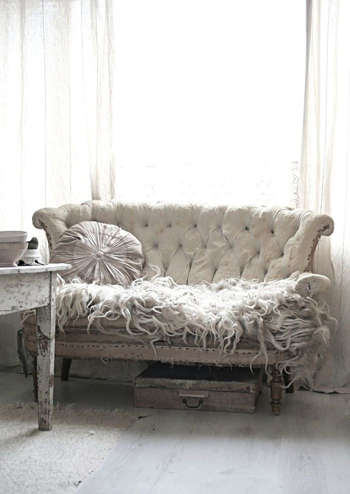 Siège shabby chic avec peau de bête