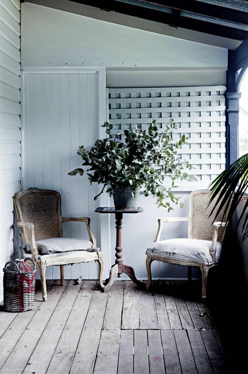 L'intérieur de Michelle Douglas - Fauteuils patinés, laissés dans leur jus L'intérieur de Michelle Douglas - Fauteuils patinés, laissés dans leur jus