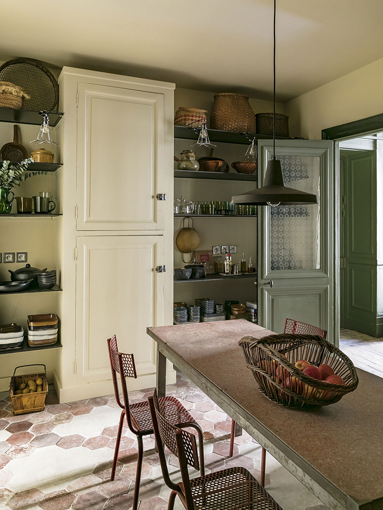 Une cuisine dans un appartement haussmannie, rénové dans un style campagne Une cuisine dans un appartement haussmannie, rénové dans un style campagne