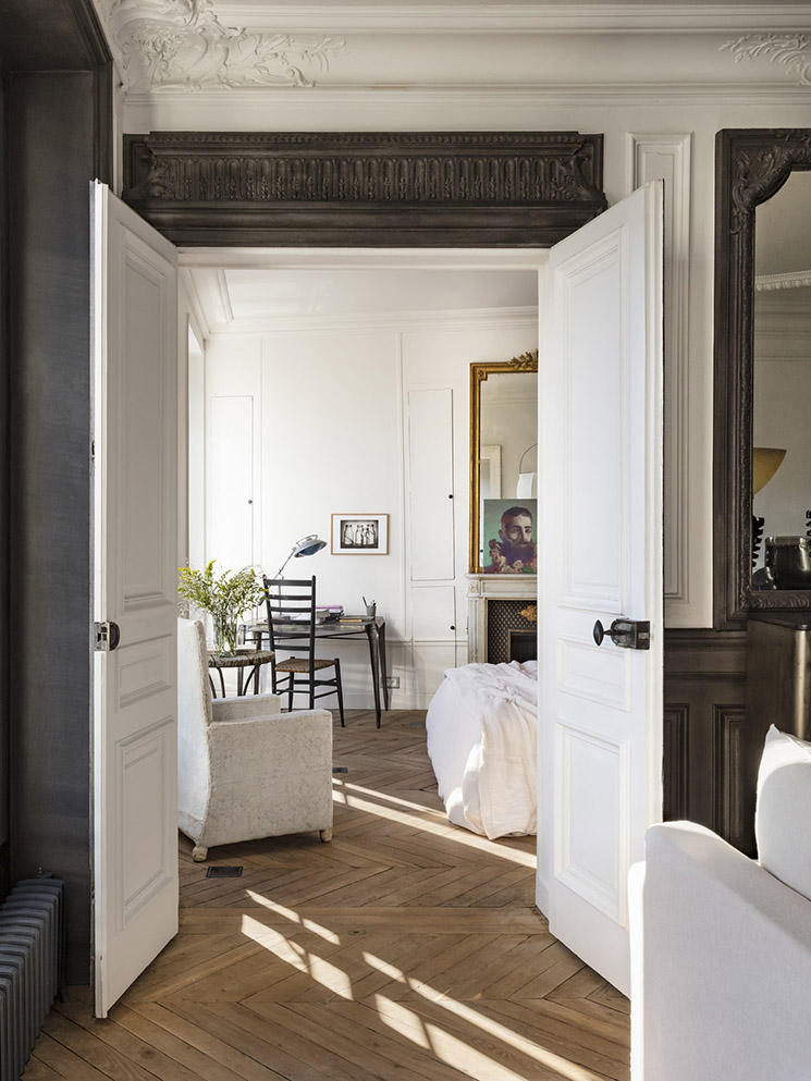 Un appartement haussmannien rénové dans un style décontracte en noir et blanc avec du mobilier design Un appartement haussmannien rénové dans un style décontracte en noir et blanc avec du mobilier design
