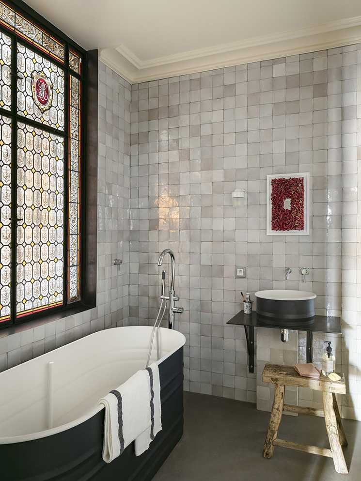 Une salle de bains avec des murs en zellige Une salle de bains avec des murs en zellige