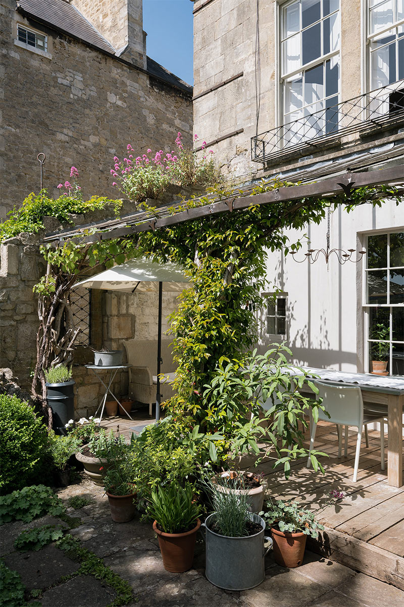 Optimiser l'aménagement de sa terrasse // Une terrasse de jardin ombragée par une tonnelle