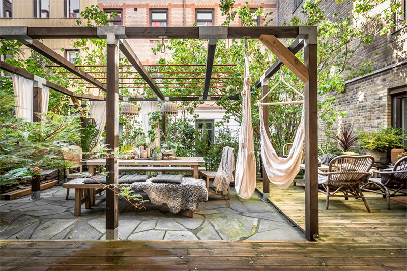 Optimiser l'aménagement de sa terrasse // Une grande terrasse à l'esprit bohème, aménagée dans une cours de ville