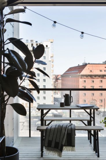 Optimiser l'aménagement de sa terrasse // Un balcon protégé par un grillage