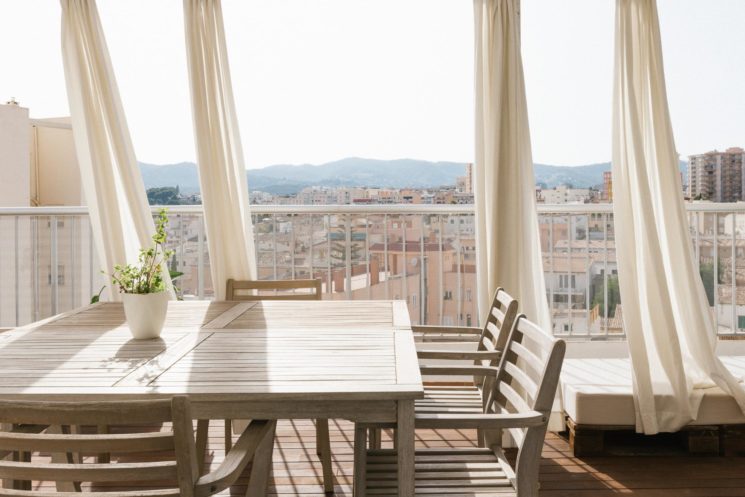 Optimiser l'aménagement de sa terrasse // Des rideaux pour sa terrasses pour se protéger du soleil et du vis-à-vis