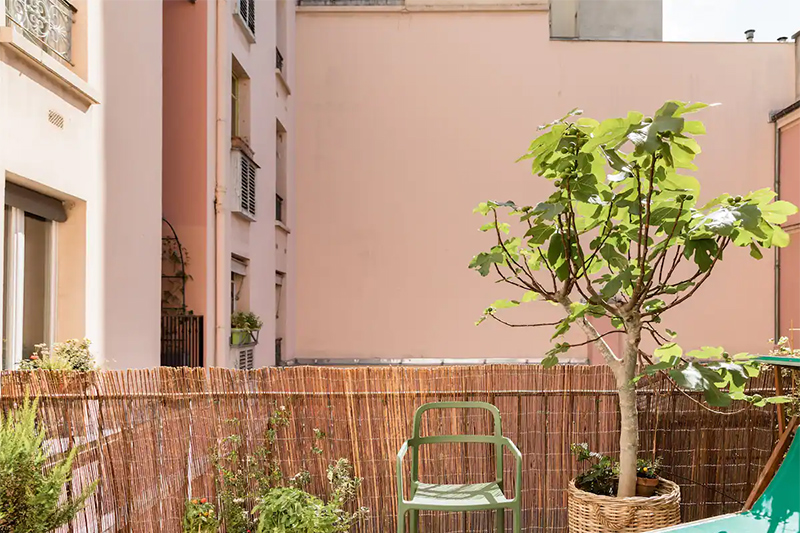 Optimiser l'aménagement de sa terrasse // Une petite terrasse ayant des airs du sud au cœur de Paris