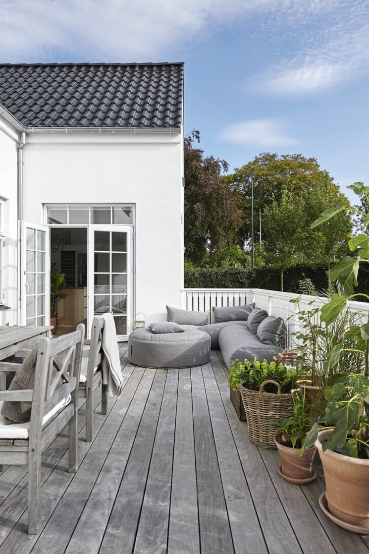 Optimiser l'aménagement de sa terrasse // Une terrasse en bois grisé en Suède