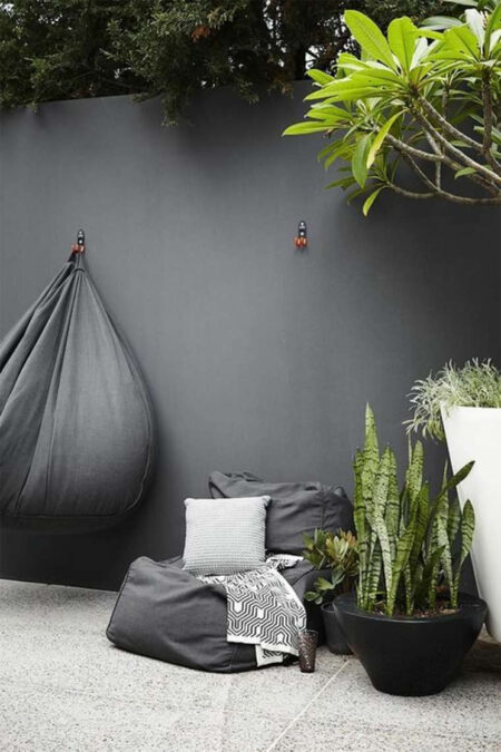 un-mur-de-jardin-noir_-Adam+Robinson