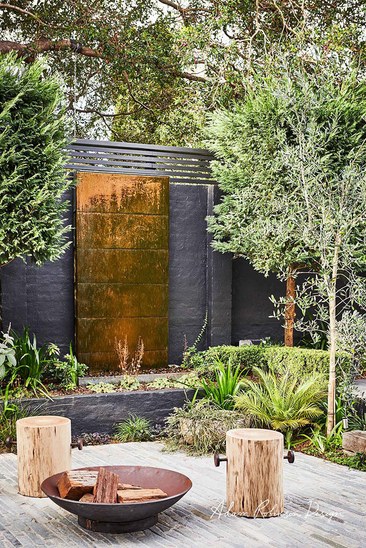 Et pourquoi pas un mur de jardin noir // Réalisation Adam Robinson - Landscape design Greenwich