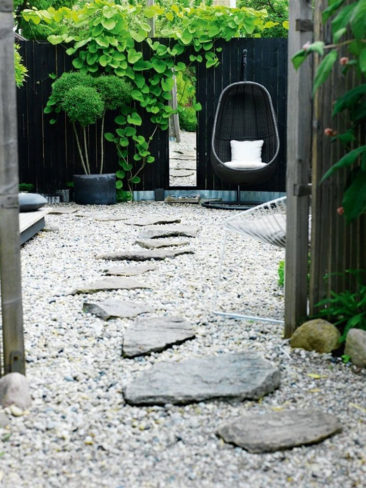 Une palissade peinte en noir, quelques pots et des graviers façon jardin japonais