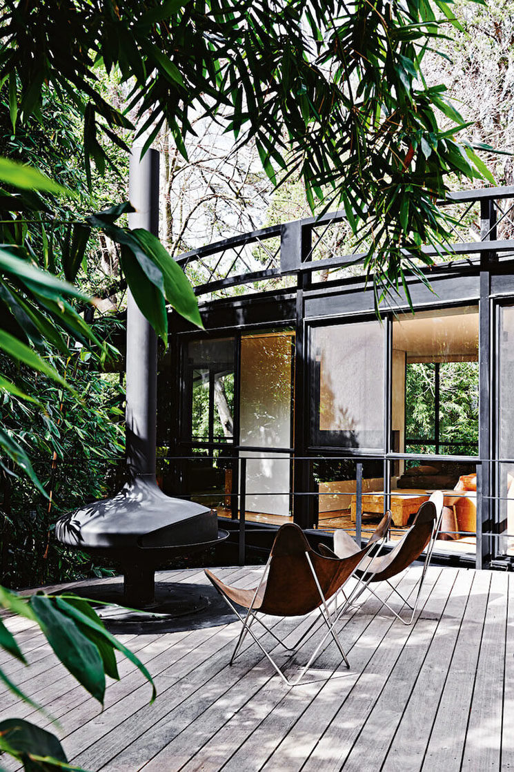 Une terrasse vintage mêlant bois et métal noir