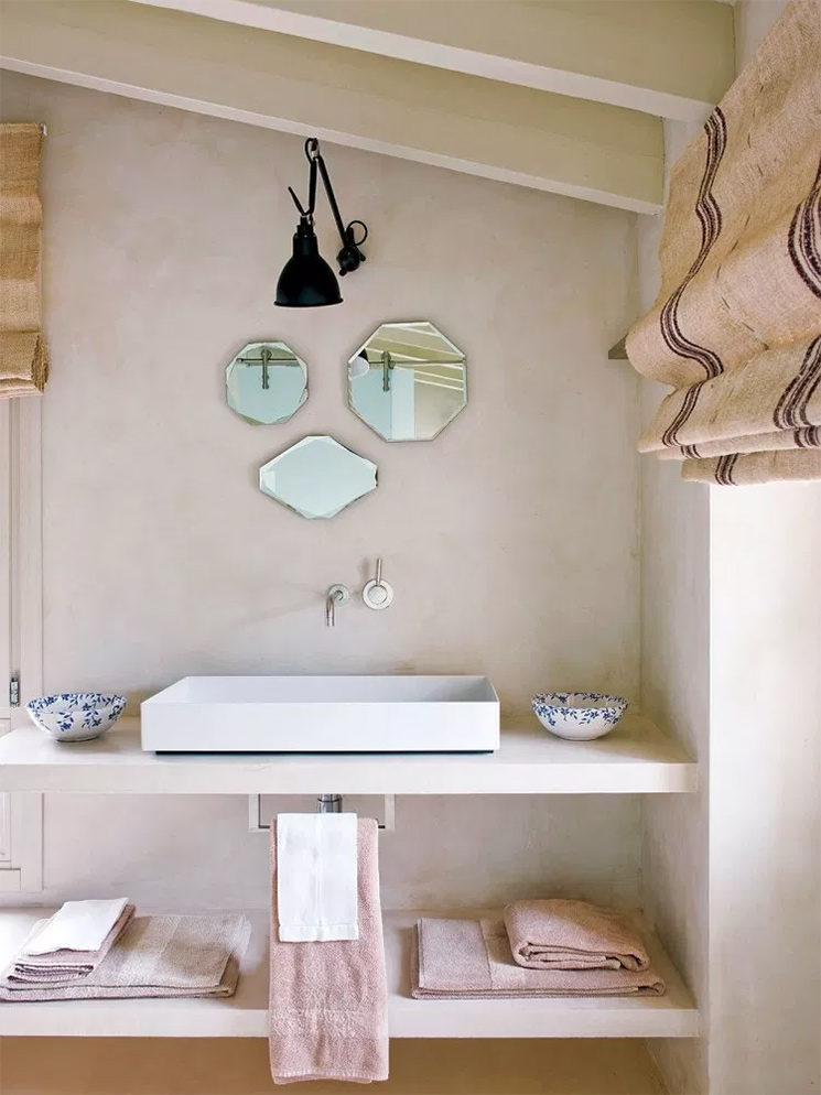 Salle de bains maçonnés et enduit beige pour une salle de bains de style méditerranéen