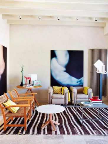 Un ameublement de divers meubles chinéeset design pour cette maison de vacances à Majorque