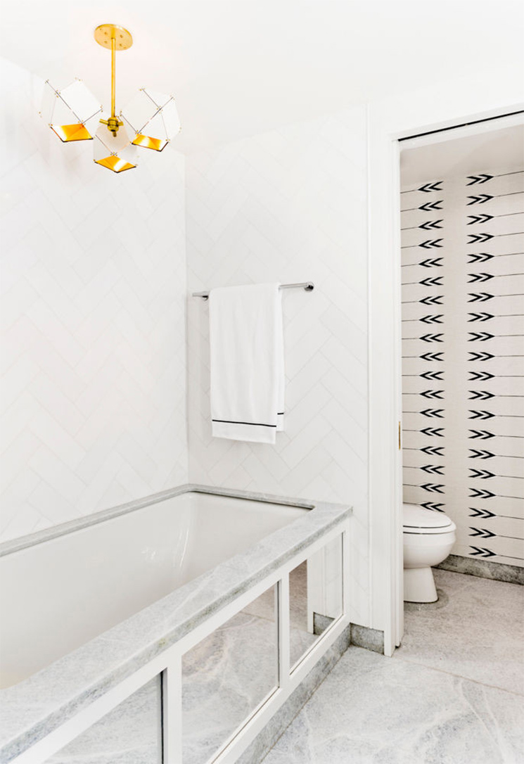 Salle de bains avec porte à galandage pour séparer la baignoire des toilettes Salle de bains avec porte à galandage pour séparer la baignoire des toilettes