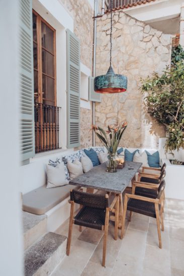 Un banc de terrasse avec de nombreux coussins