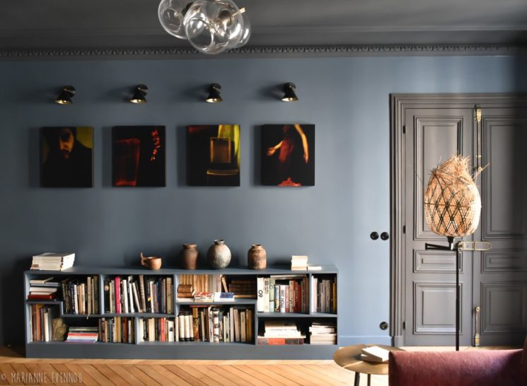 Un appartement par Marianne Evennou qui affiche une mise en couleur "sombre"
