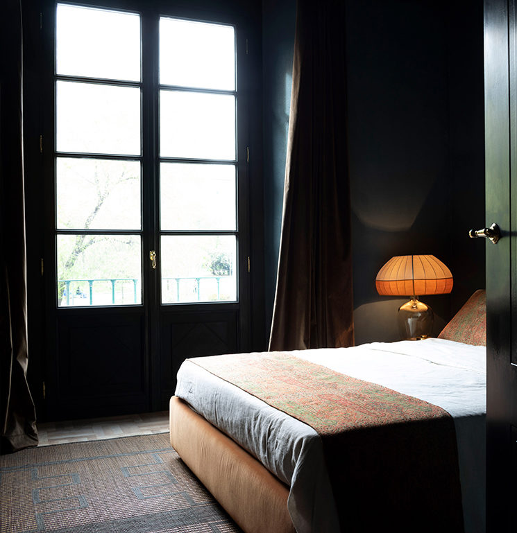 Chambre en dégradé de bleu pour le Sister hotel et mobilier vintage