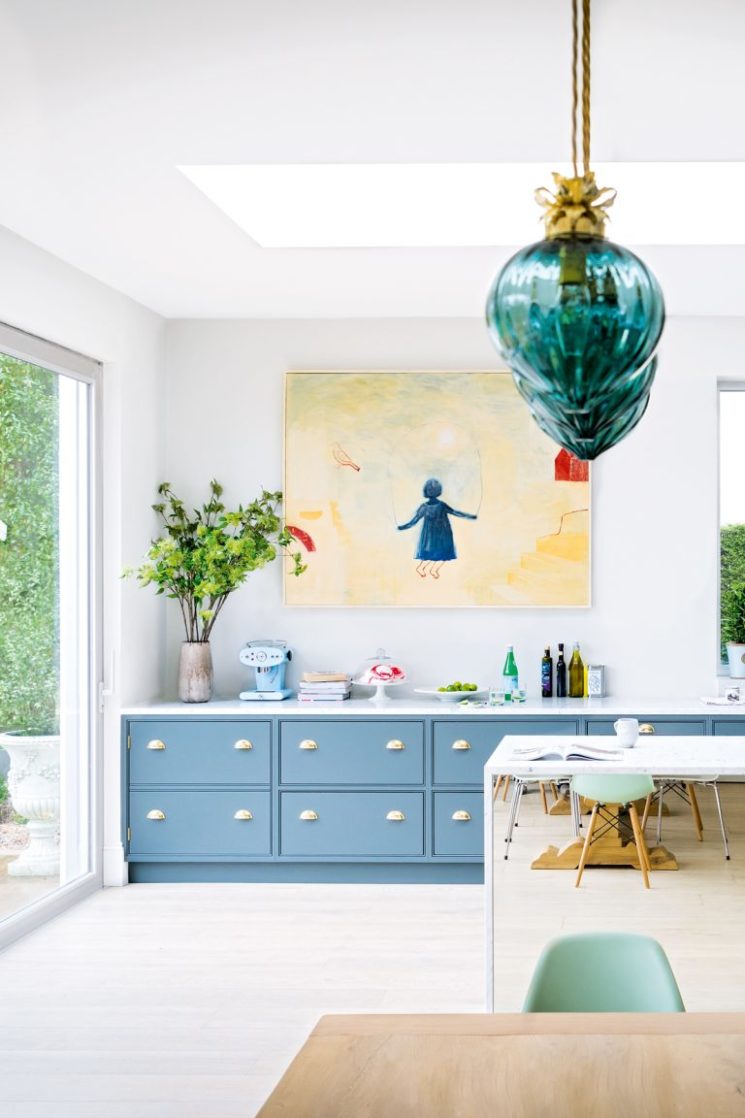 Des placards de cuisine bleu ciel Esprit scandinave par Lovisa’s design