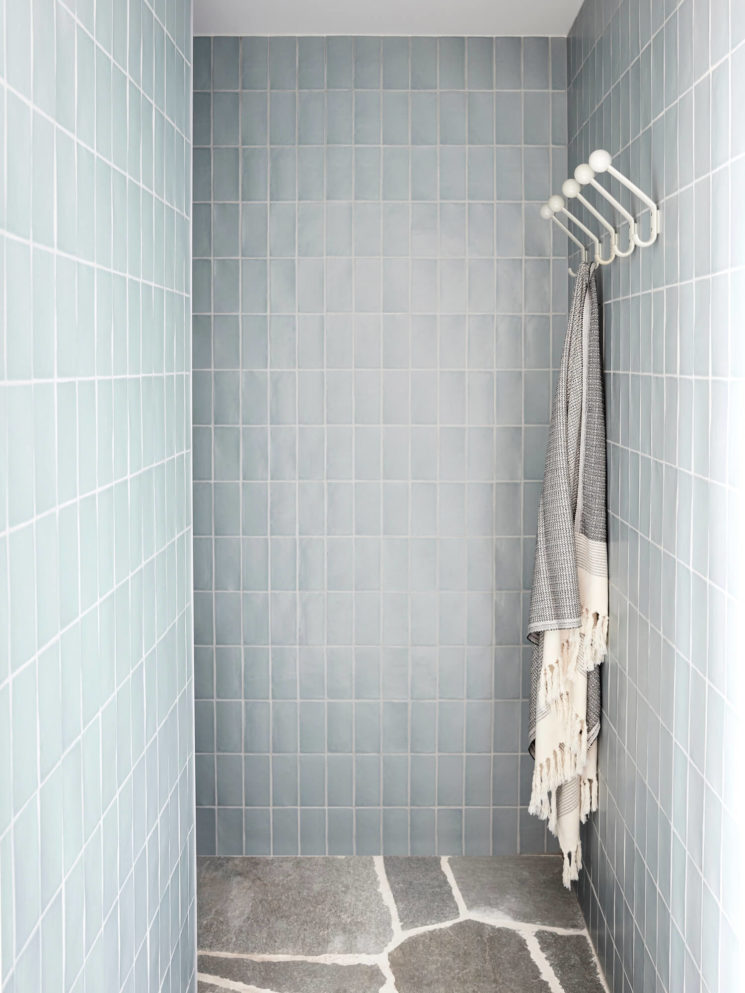 Une douche bleu ciel en zellige // Studio Esteta - Projet : Portsea Beach House Une douche bleu ciel en zellige // Studio Esteta - Projet : Portsea Beach House