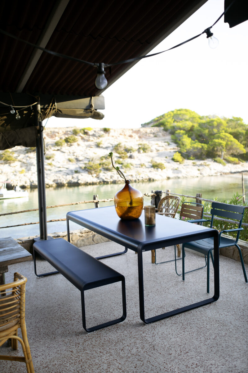 Collection Bellevie de Fermob // Ensemble banc, chaises et table de jardin Collection Bellevie de Fermob // Ensemble banc, chaises et table de jardin