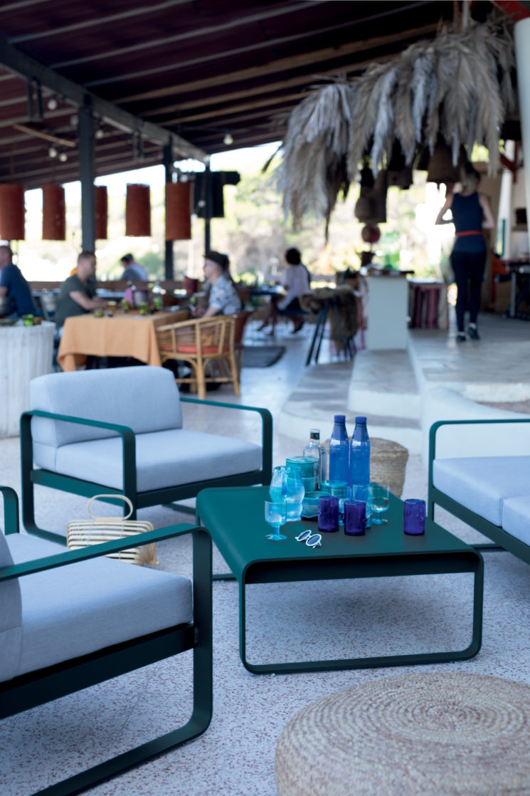 Collection Bellevie de Fermob // Ensemble fauteuils et table basse en bleu Acapulco à Ibiza