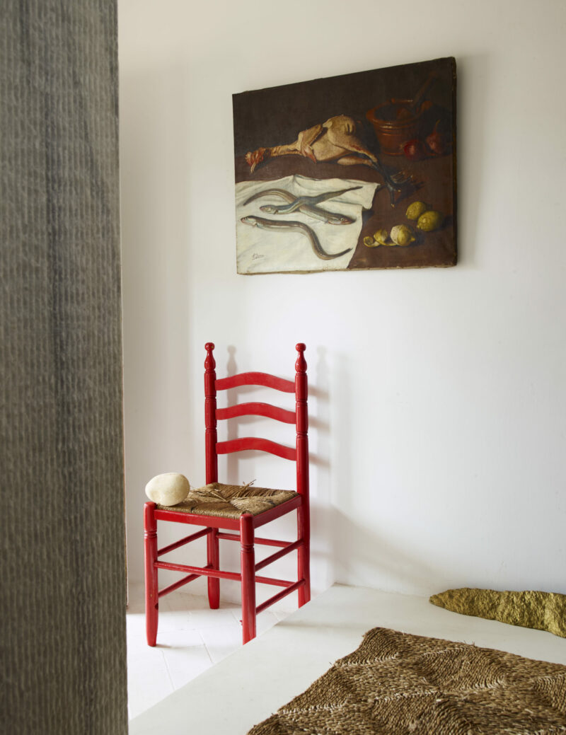 Une chaise en paille rouge pour une chambre au décor méditerranéen