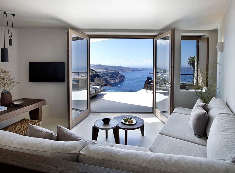 Un salon deisgn de style méditerranéen minimaliste avec vue sur la Méditerranée