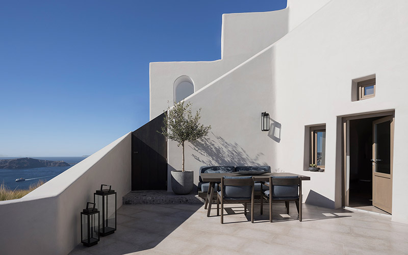 Des terrasses avec vue sur le village de Santorin