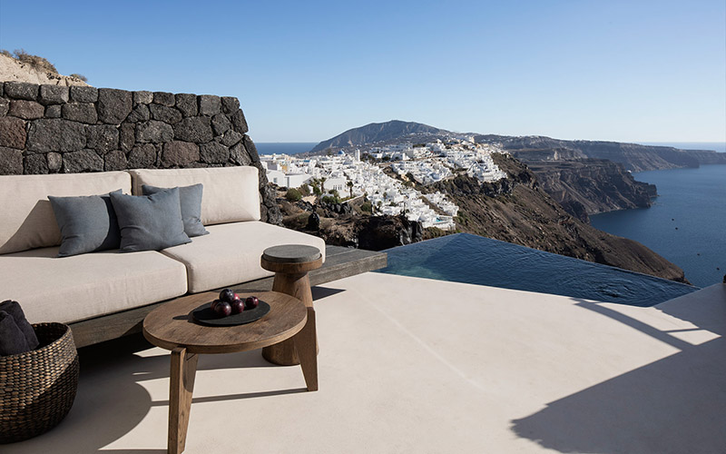 Des terrasses avec vue sur le village de Santorin