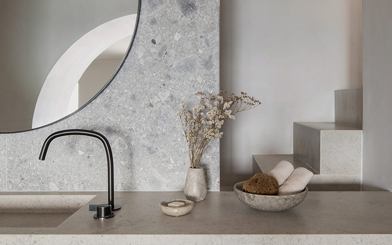 Une salle de bains de style design méiterranéen minimaliste