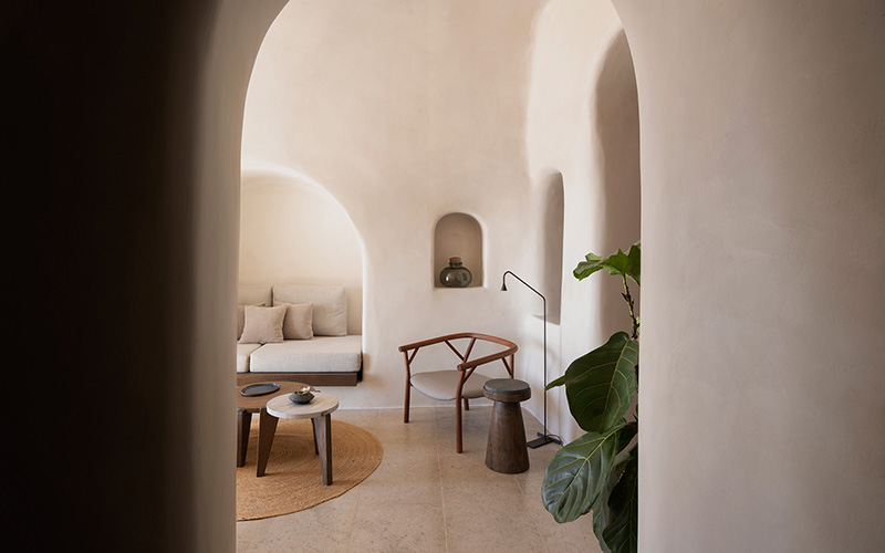 Un salon minimaliste pour cet appartement Vora Villas à Santorin