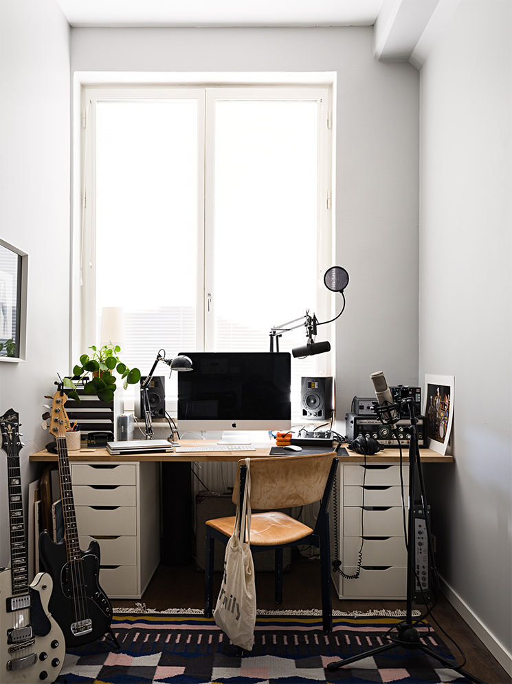 Un bureau aménagé dans une petite pièce