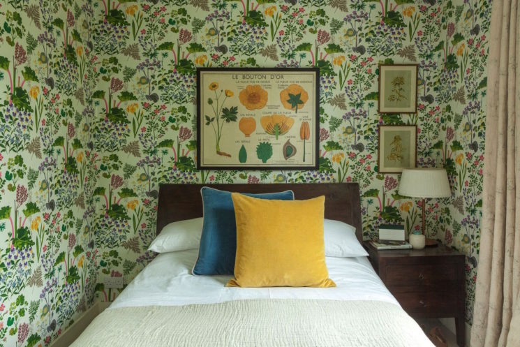 Osez un papier peint fleuri ! // Design Interieur : Ellie Horwell - Projet : Roche house