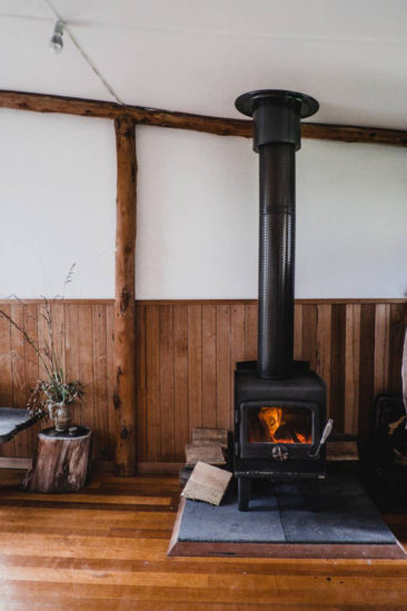 Un cabanon de pêcheur au style rustique rudimentaire // The Shack à Bruny Island en Tasmanie @sheepwashbay