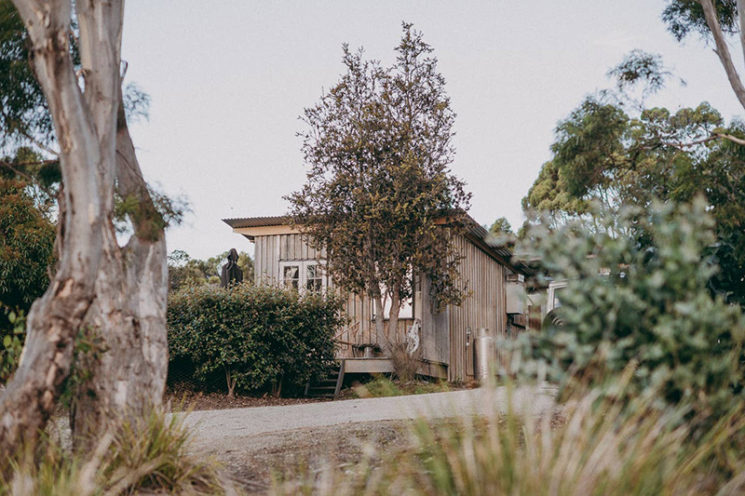 Un cabanon de pêcheur au style rustique rudimentaire // The Shack à Bruny Island en Tasmanie @sheepwashbay