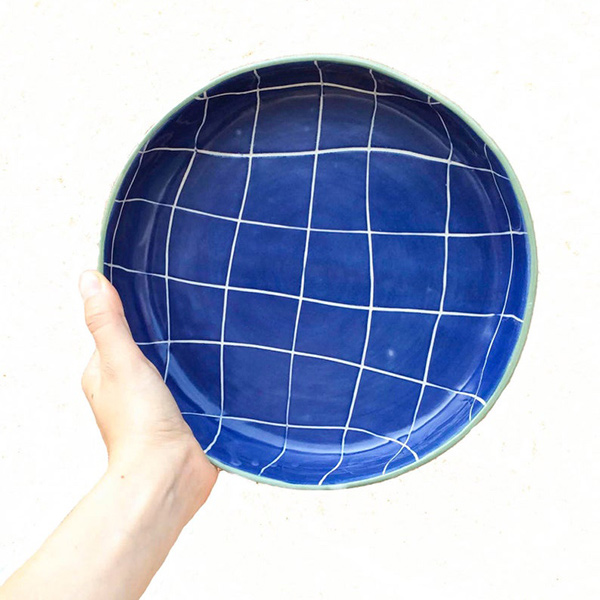 Plat à gâteau en céramique bleu quadrillé blanc, sur la boutique Etsy Camille et Clémentine