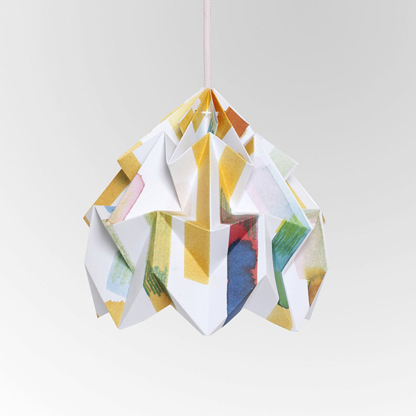 Suspensions papiers en origami, en collaboration avec le studio graphique Tas-ka sur la boutique Etsy Nelliana, 61 €.