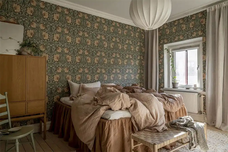 Une chambre dans un appartement suédois décoré d'un papier peint William Morris
