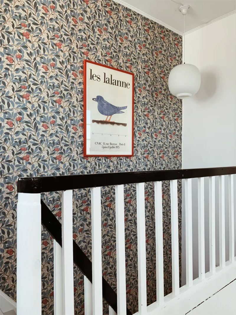 La maison au Danemark avec sa cage d'escalier en papier peint William Morris