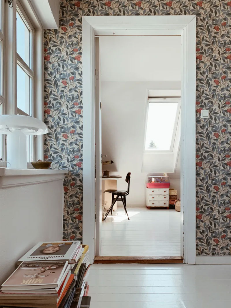 La maison au Danemark avec sa cage d'escalier en papier peint William Morris