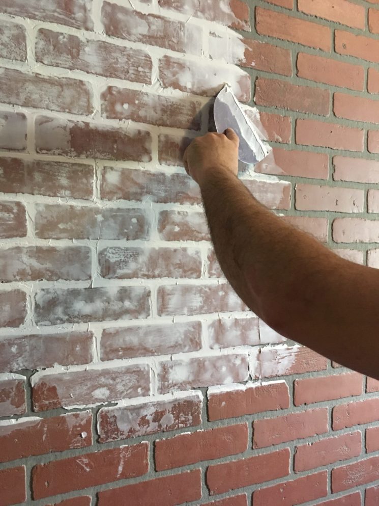 Blanchir un mur de brique avec un produit à base de chaux pour l'éclaircir Blanchir un mur de brique avec un produit à base de chaux pour l'éclaircir