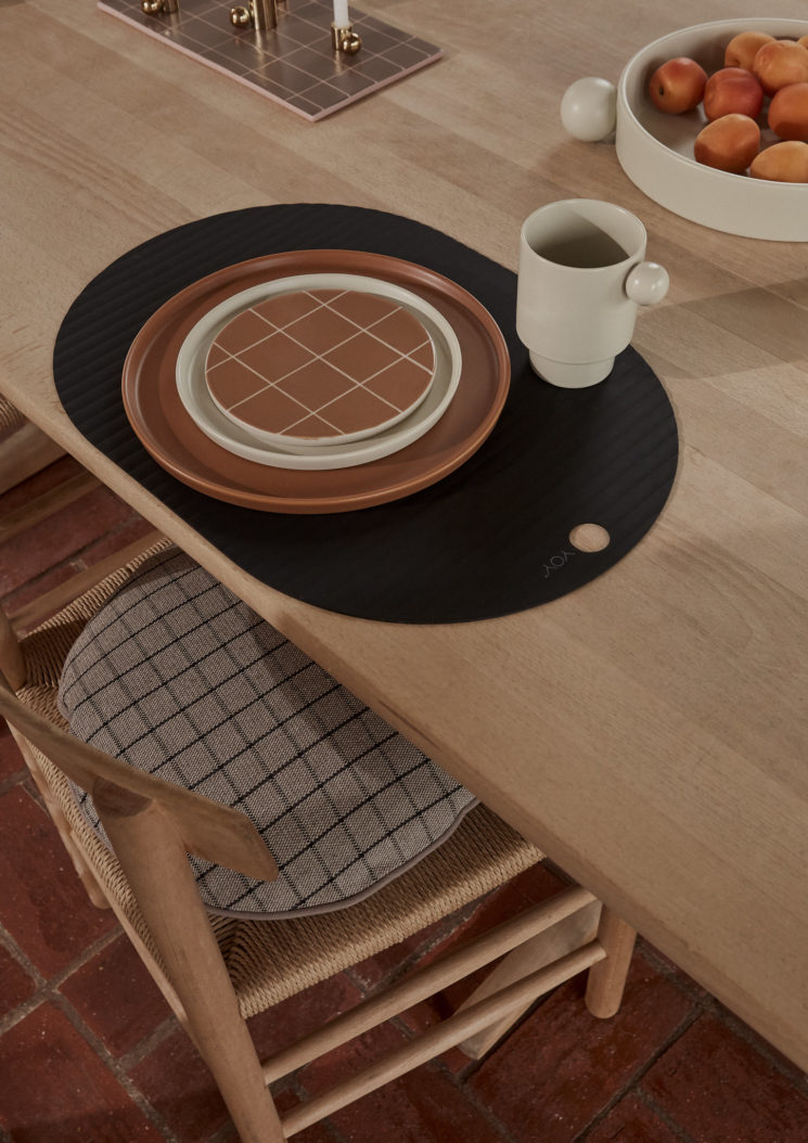 Vaisselle scandinave en teinte terracotta // Catalogue OYOY, Automne-Hiver 2019