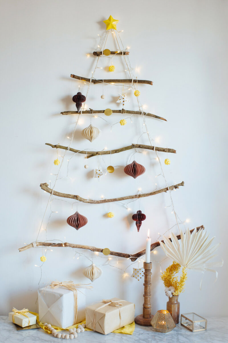 Un sapin de Noël à réaliser avec des branches , de la ficelle et un clou, à retrouver sur collectivegen.com Un sapin de Noël à réaliser avec des branches , de la ficelle et un clou, à retrouver sur collectivegen.com