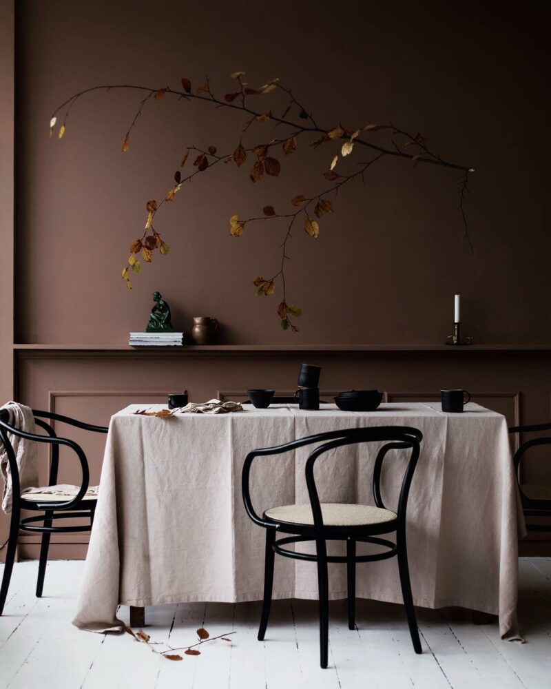 Une simple branche avec quelques feuilles jaunies, installation signée @signebay Une simple branche avec quelques feuilles jaunies, installation signée @signebay