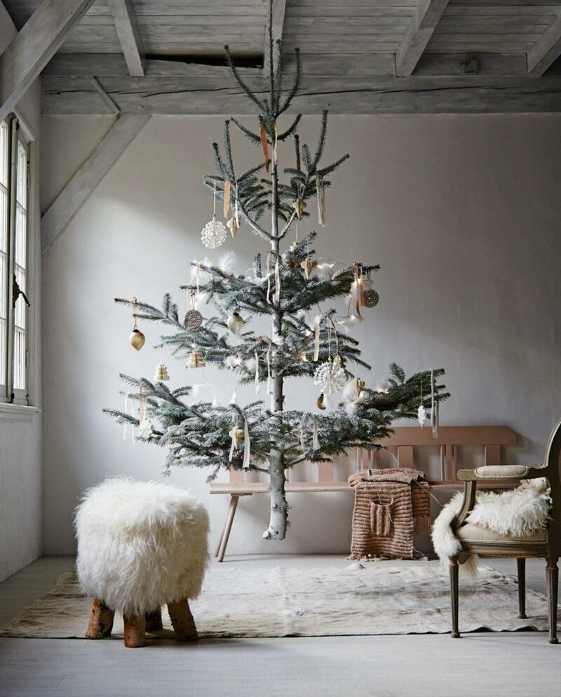 Une autre façon de mettre en scène le sapin de Noël en le suspendant Une autre façon de mettre en scène le sapin de Noël en le suspendant