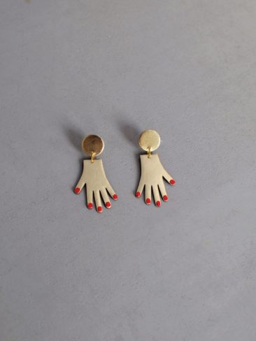 Boucles d'oreilles à main en cuir doré et rouge sur la boutique Etsy Benu Made